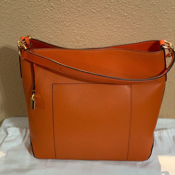 Michael Kors Hayes Large Bucket Shoulder Bag - Picture 3 of 7